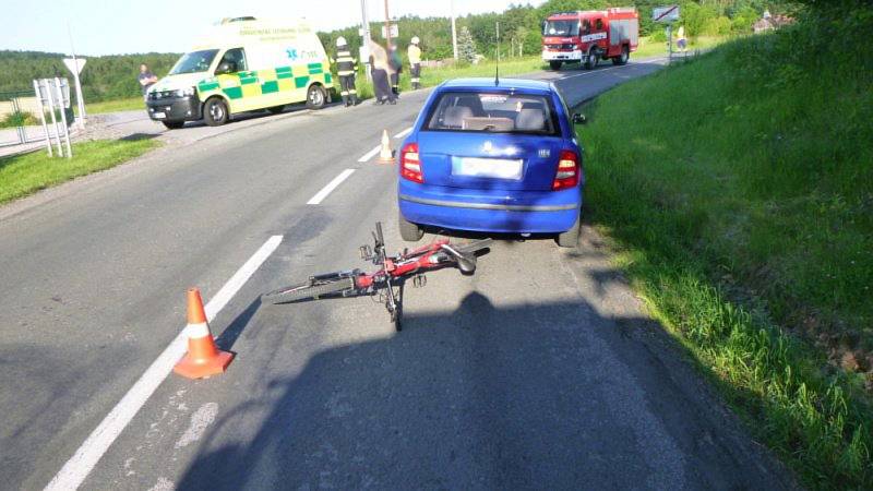 Sraženému cyklistovi pomáhali záchranáři v neděli nedaleko Lukavce.