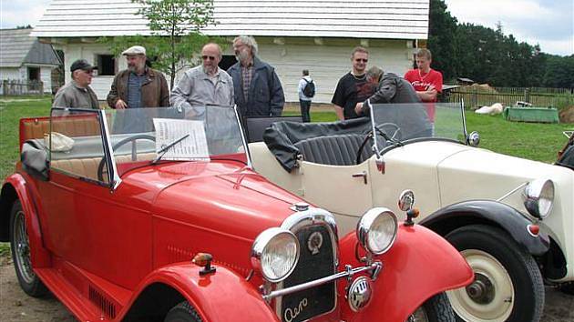 První ročník výstavy auto a moto veteránů v krňovickém Podorlickém skanzenu. 