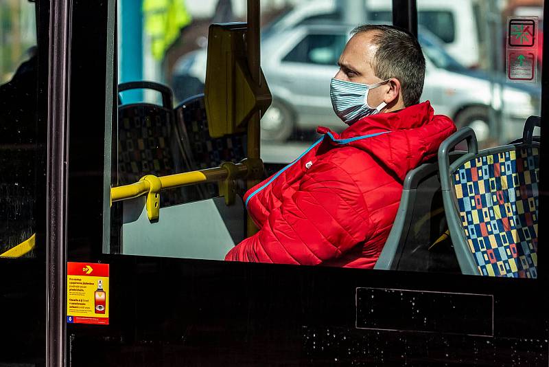 Lidé s rouškami v ulicích Hradce Králové.