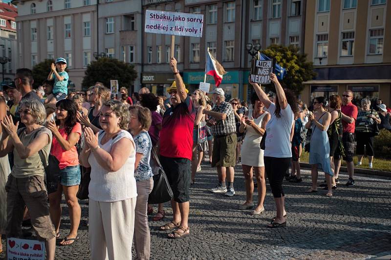 Na Masarykově náměstí v Hradci Králové se v úterý podle organizátorů sešlo více než tisíc lidí.