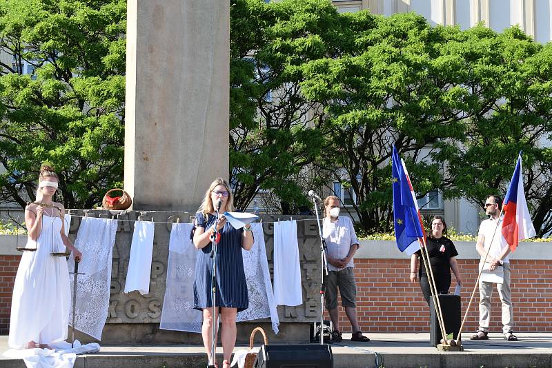 Oproti poslední demonstraci přišlo v úterý o desítky lidí méně.