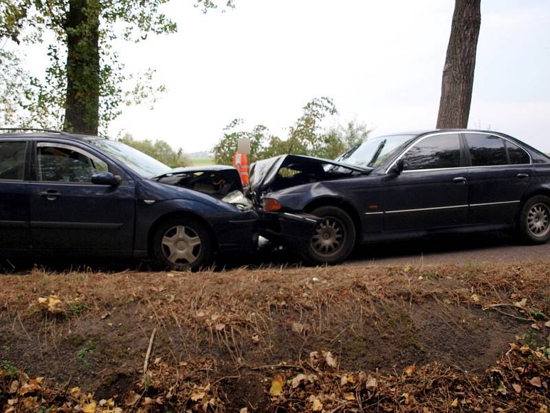 Dopravní nehoda dvou osobních automobilů mezi Novým Bydžovem a Skochovicemi.