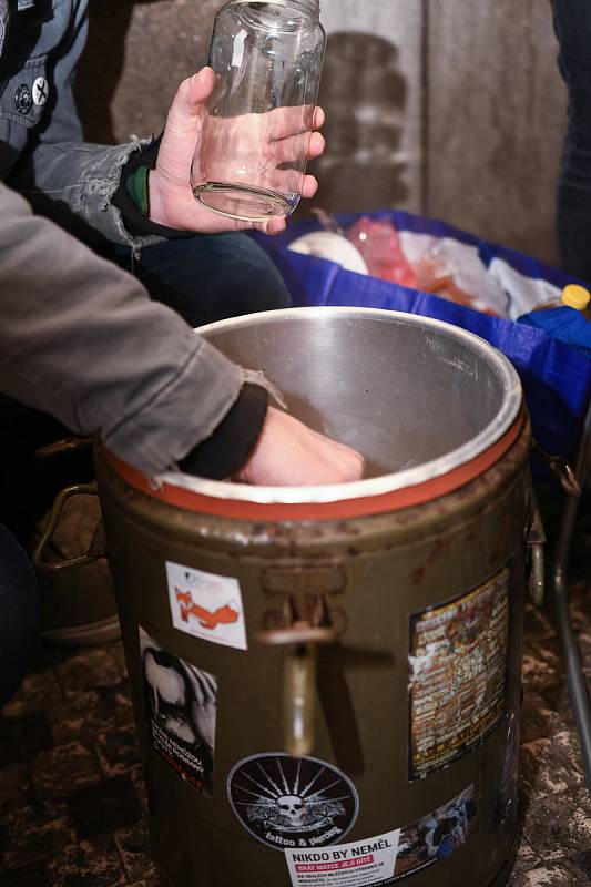 V prosinci rozdávali členové Food Not Bombs teplou polévku a čaj před hradeckým nádražím.