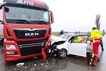 Při nehodě nákladního auta a dvou osobních aut u Předměřic nad Labem se zranila jedna osoba.