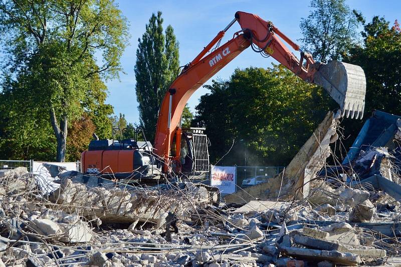 Bagry už zcela zdemolovaly hlavní bránu s pokladnami. Zmizely i sociální zařízení, schody na západní tribunu nebo skoro 50 let stará světelná tabule.