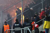 Nepochopitelné počínání pardubických fanoušků během derby.