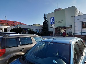 Návštěvu lékaře mívají lidé v Hradci Králové mnohdy zkomplikovanou ještě dříve, než dorazí do čekárny. Cesta autem na některou z poliklinik znamená podstoupit loterii, v níž se hraje o získání parkovacího místa alespoň v širším okolí.