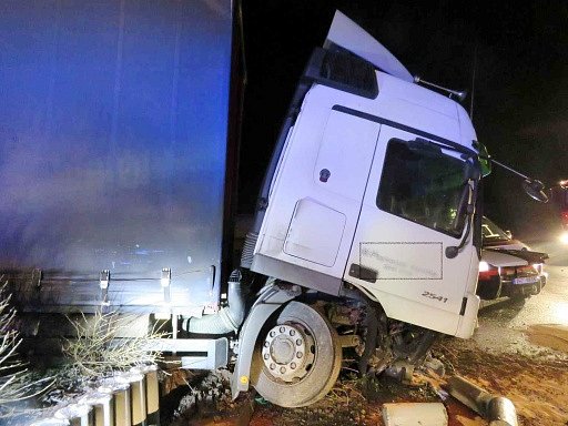 Havárie nákladní soupravy na kruhovém objezdu v Česticích.