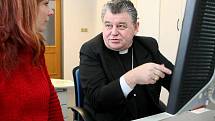 On-line rozhovor s královéhradeckým biskupem Dominikem Dukou.