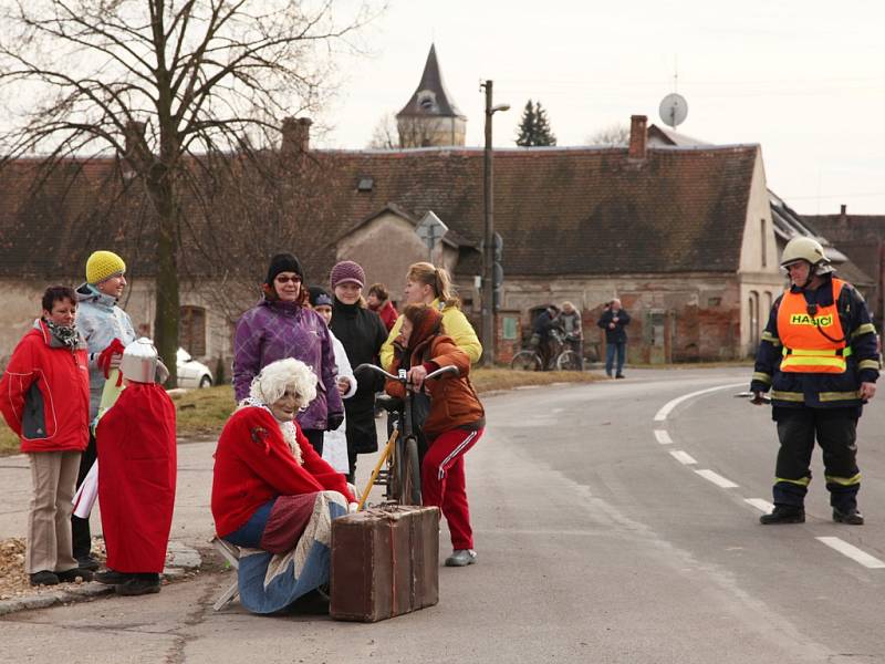 Masopustní průvod v Lochenicích.