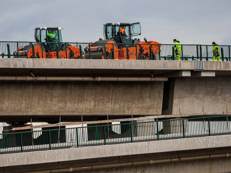 Stavba mimoúrovňové křižovatky u Opatovic nad Labem.