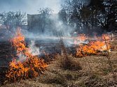 S rostoucími teplotami se na jaře množí případy vypalování trávy. Její plošné pálení je však zákonem zakázané. Lidé by tak neměli vypalovat suchou trávu. I kvůli silnému větru může pak jednoduše dojít k dalšímu rychlému šíření požáru.
