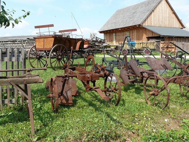 Podorlický skanzev v Krňovicích; historická zemědělská technika