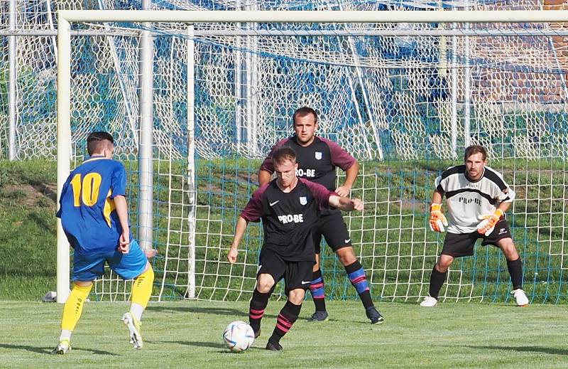 ŠLÁGR OKRESNÍHO PŘEBORU. Fotbalisté Prasku (v tmavém)  v souboji o čelo tabulky porazili Roudnici B 1:0.