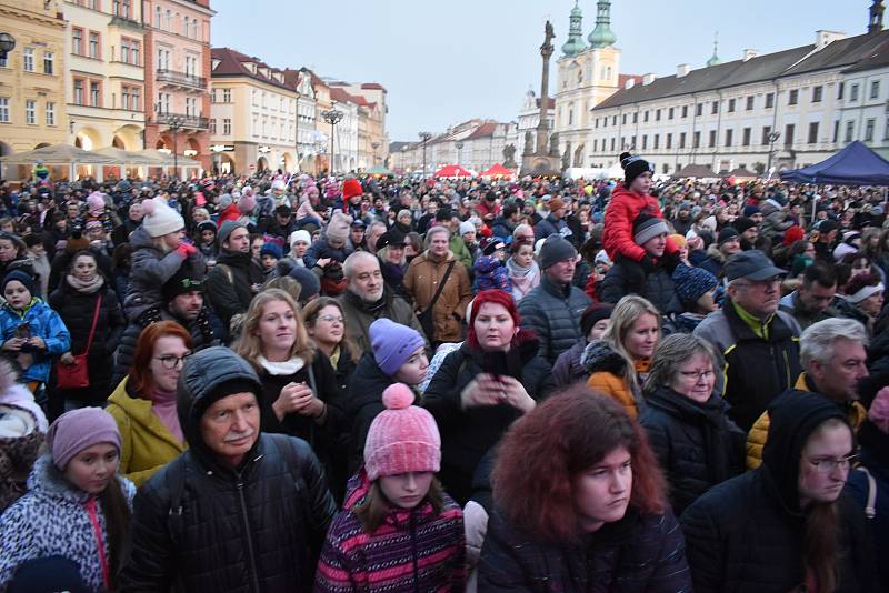 První adventní neděli si užily hlavně rodiny s dětmi v Hradci Králové, kde se smrky ztepilé rozsvítily ve vánočním hávu na Velkém a Masarykově náměstí.