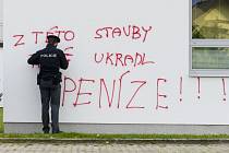 Výsledek řádění neznámého vandala v Třebechovicích pod Orebem.