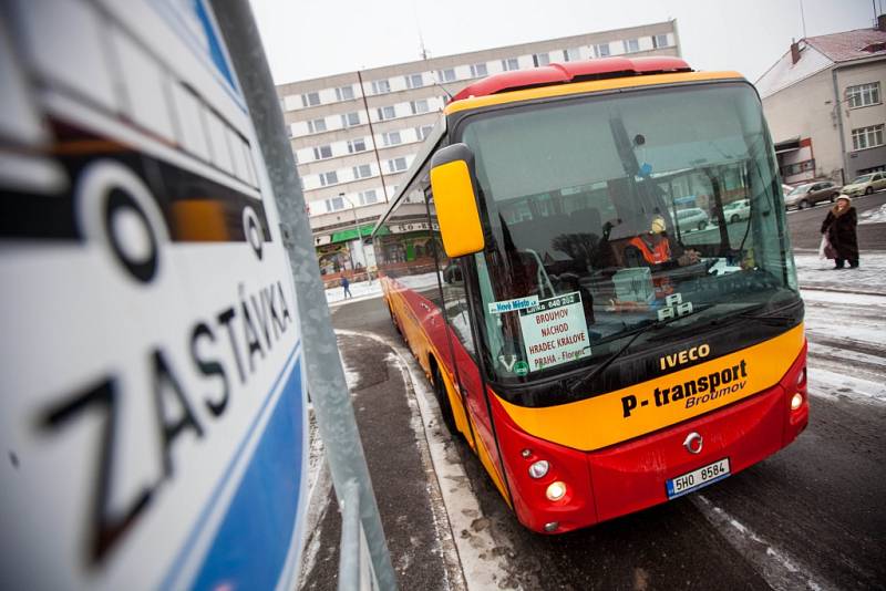 Výstražná akce řidičů autobusů „Vesty pro Hradec“.
