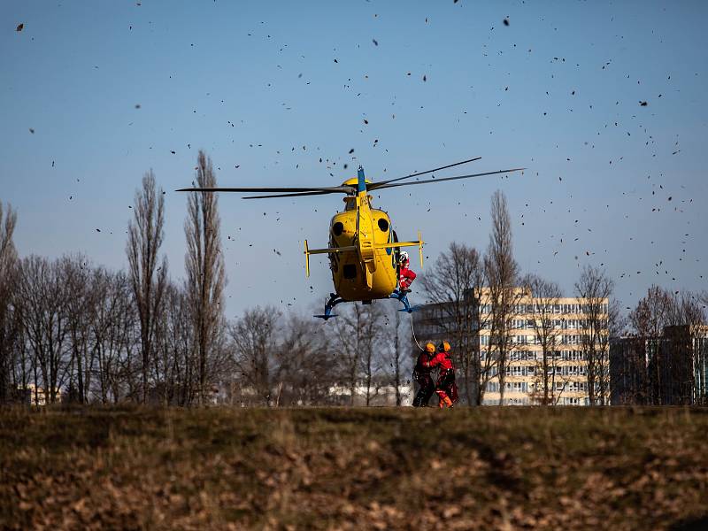 Výcvik leteckých záchranářů HZS společně s leteckou záchrannou službou. Záchranáři cvičili vyproštění osoby, pod kterou se probořil led, pomocí vrtulníku. Cvičení probíhalo v Hradci Králové nedaleko heliportu LZS.