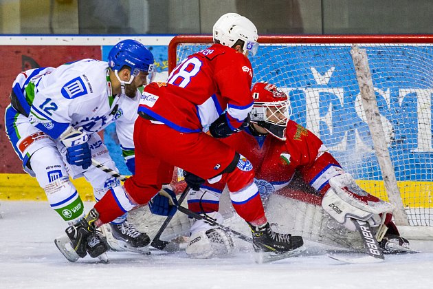 BK Nová Paka (v červeném) vs. HC Wikov Hronov.