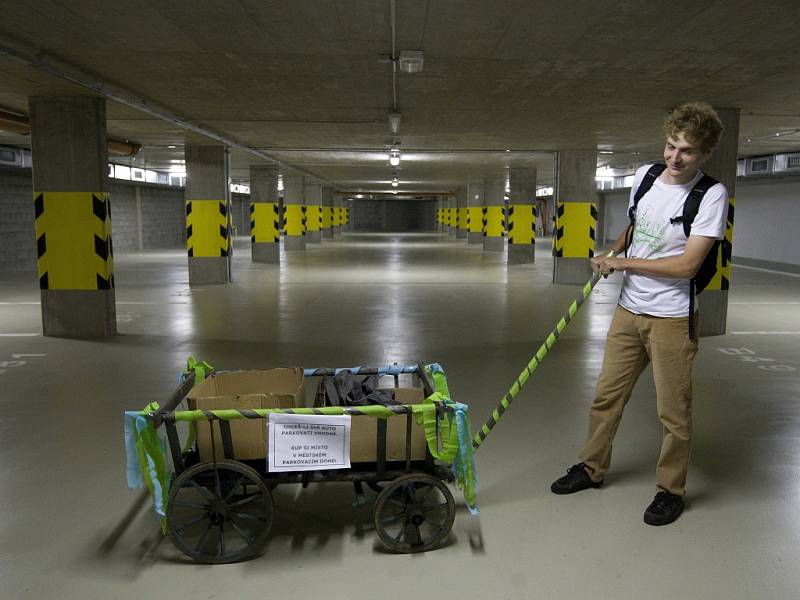 Poukázání na nevyužívanost hradeckého parkovacího domu Kollárova v podání zástupců koalice do komunálních voleb Změna pro Hradec a Strana zelených s podporou Pirátů a senátního kandidáta Pavla Křížka.