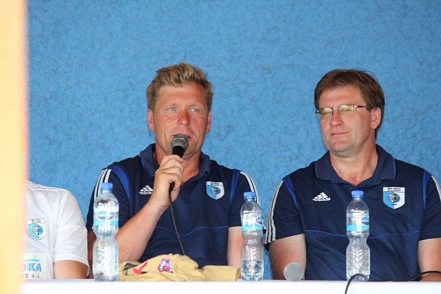 Petr Průcha (vlevo) v roli trenéra na tiskové konferenci.