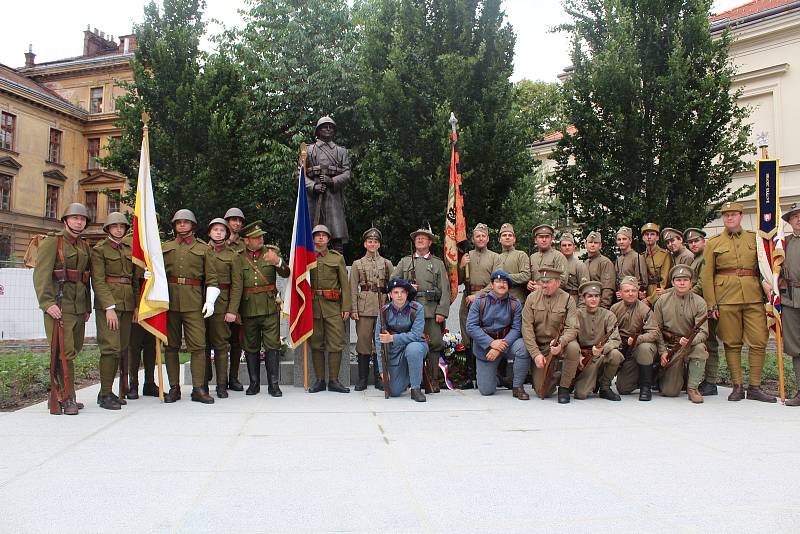 Takřka po 80 letech se do Hradce Králové vrátil pomník legionářů.