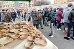 Na novobydžovském Masarykově náměstí připravili pořadatelé tradiční řemeslný jarmark.