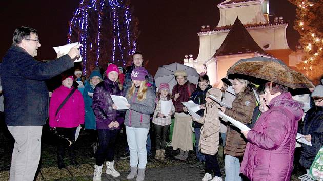Česko zpívá koledy - lidé a chrámový sbor na Klicperově náměstí v Chlumci nad Cidlinou.