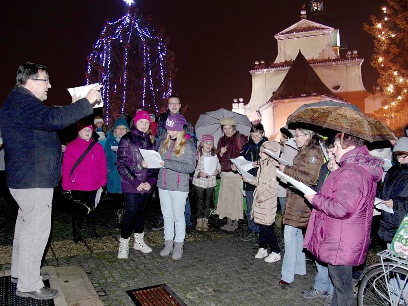 Česko zpívá koledy - lidé a chrámový sbor na Klicperově náměstí v Chlumci nad Cidlinou.