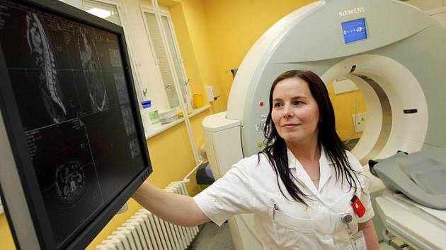 K nově pořízeným přístrojům ve Fakultní nemocnici Hradec Králové patří multidetektorový počítačový tomograf umístěný v traumacentrech.