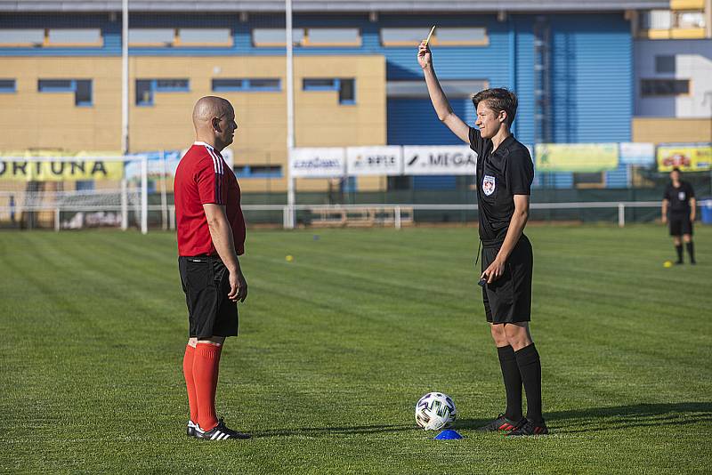 Seminář fotbalových rozhodčích na hřišti v Třebši.