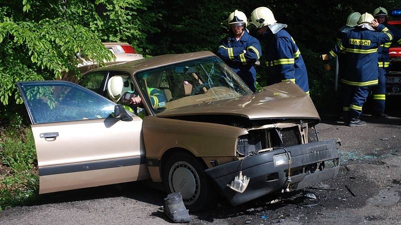 Ke střetu osobního auta s nákladním vozem došlo v Bělči nad Orlicí v úterý 19. května.
