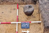 Dobře dochovaná urna, jíž archeologové našli uvnitř jednoho z hrobů germánského žárového pohřebiště.
