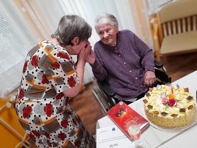 Pátek 10. listopadu 2023 byl mimořádným dnem pro paní Magdalenu Kárníkovou, která oslavila 100. narozeniny
