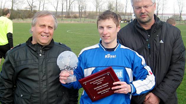 Před utkáním Hradecký Votrok okresního přeboru Lovčice – Červeněves obdržel domácí hráč Vojtěch Tůma pamětní plaketu z rukou předsedy OFS Martina Zbořila a z rukou Petra Hláska (vlevo, předseda TJ Sokol Lovčice) skleněný míč.