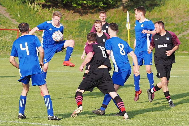 ŠLÁGR PŘEBORU. Fotbalisté Dohalic (v modrém) si dojeli pro cenné tři body do Prasku, kde po boji zvítězili 4:2. Foto: Lubomír Douděra