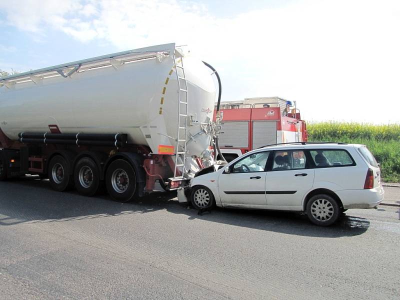 Dopravní nehoda osobního vozidla a cisterny na hlavním tahu z Hradce Králové na Jaroměř.