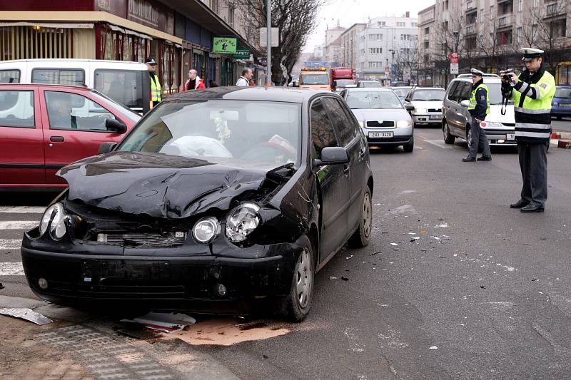 Dobravní nehoda na Gočárově třídě  v Hradci Králové.