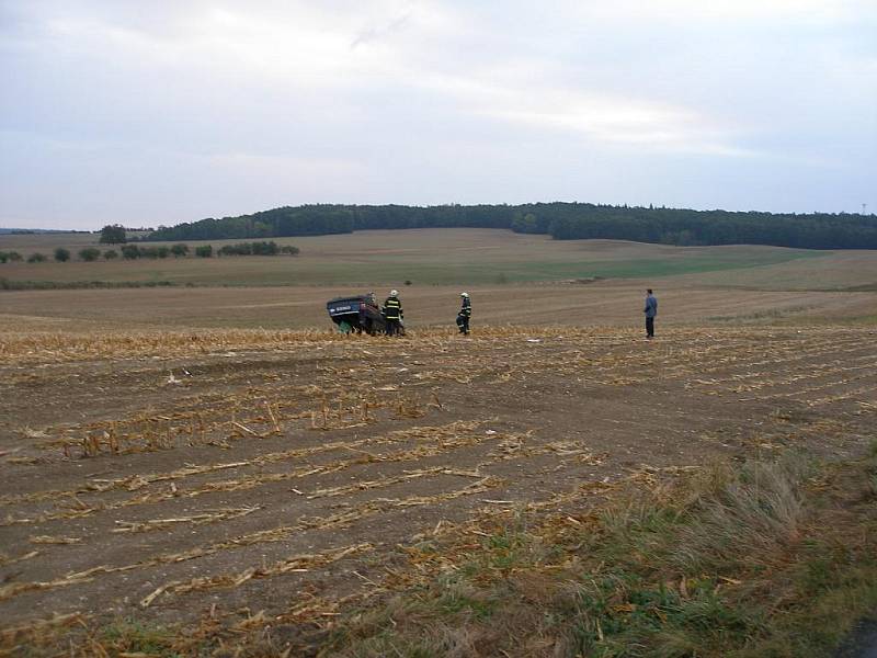 Nehoda v pondělí 5. října mezi Nechanicemi a Hrádkem.
