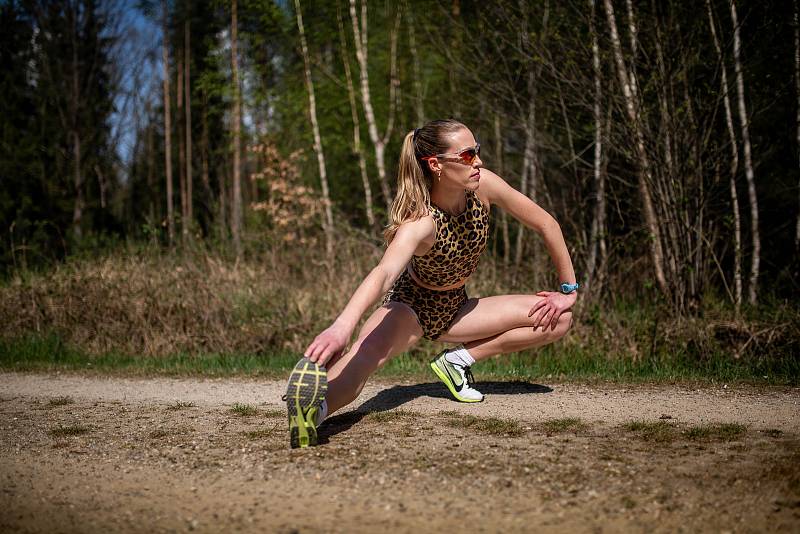 Kimberley Ficenecová, která se narodila českým rodičům v Kalifornii, chce závodit na olympiádě v Tokiu. Chybí jí 2,5 sekundy ji ke splnění kvalifikačních limitů. Nyní trénuje v Hradci Králové v lesích i na hasičském stadionu.