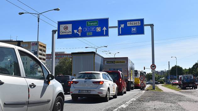 Dlouhodobý špunt hradecké dopravy křižovatka Mileta. Tady situaci jen částečně zlepšily chytré semafory. Větší změna přijde s chystanou přestavbou křižovatky.
