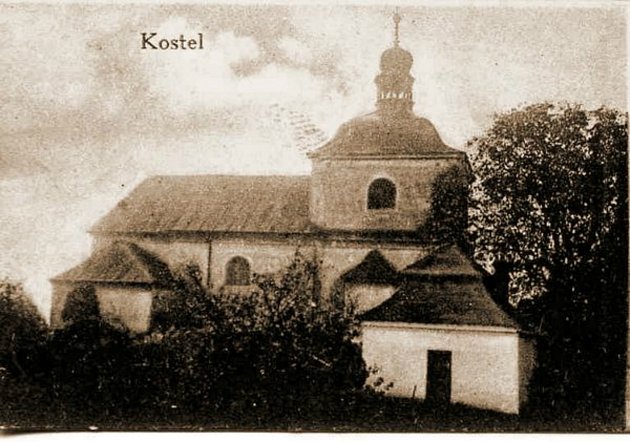 Mezi pamětihodnosti obce řadíme Kostel svatého Stanislava a Sendražickou lípu, jejíž stáří se pohybuje okolo 500 let. Kostel je chráněn jako kulturní památka České republiky.