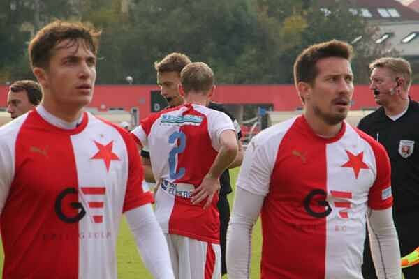 BITVA FAVORITŮ. Fotbalisté Slavie Hradec Králové lídra z Nového Bydžova nezastavili a ten jim v krajském přeboru nadále uniká.