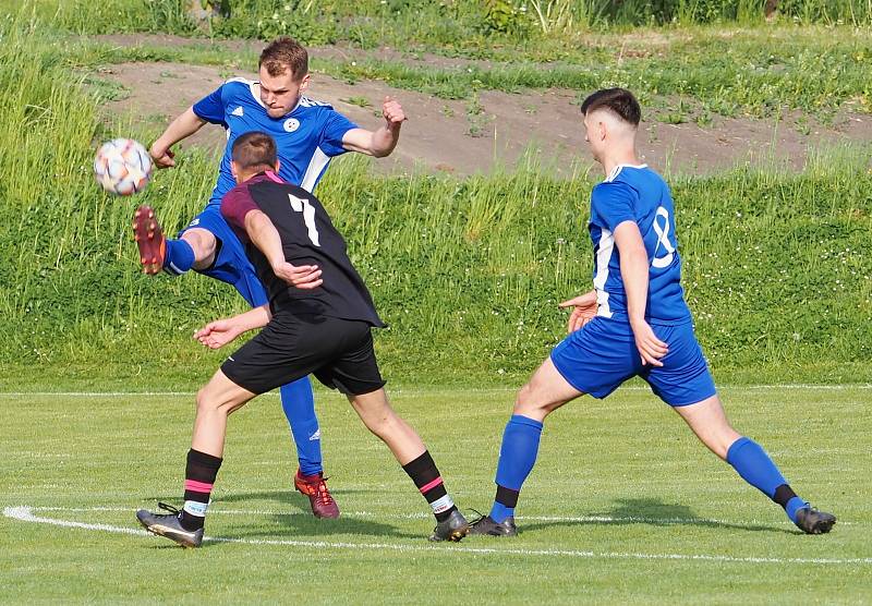 ŠLÁGR PŘEBORU. Fotbalisté Dohalic (v modrém) si dojeli pro cenné tři body do Prasku, kde po boji zvítězili 4:2. Foto: Lubomír Douděra