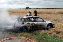 Auto začalo hořet po předchozí dopravní nehodě, po které skončilo mimo silnici v poli. 