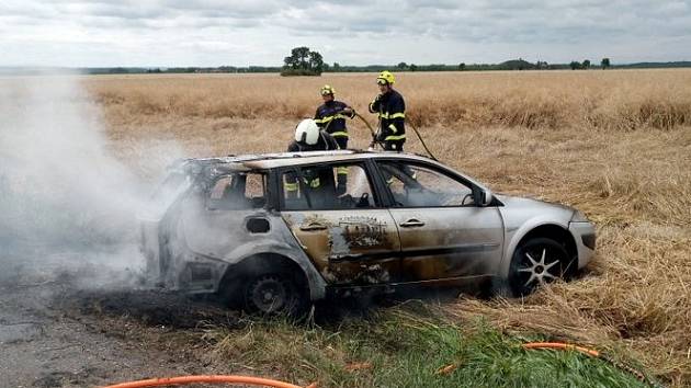 Auto začalo hořet po předchozí dopravní nehodě, po které skončilo mimo silnici v poli. 
