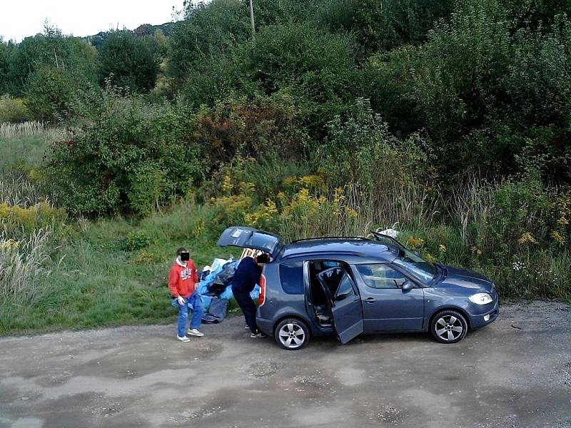 Tvorba černé skládky zachycená fotopastí.