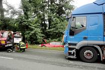 Dopravní nehoda osobního vozidla a kamionu v Blešně.