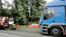 Dopravní nehoda osobního vozidla a kamionu v Blešně.