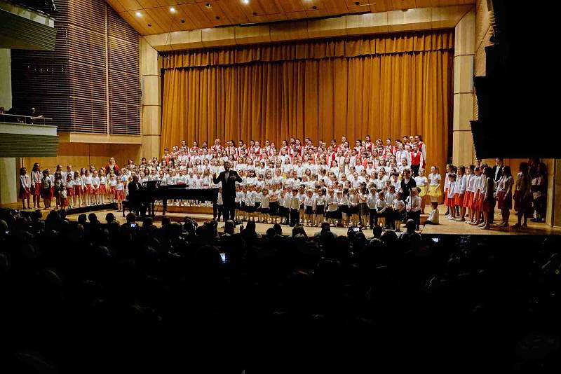 Sbor Jitro při jarním koncertu ve Filharmonii Hradec Králové.